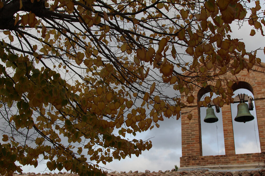 campanile in autunno in umbria