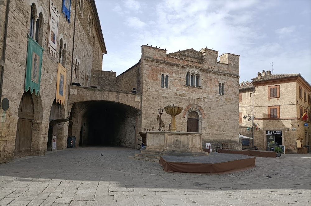 Bevagna Piazza Silvestri Palazzo dei consoli e Fontana