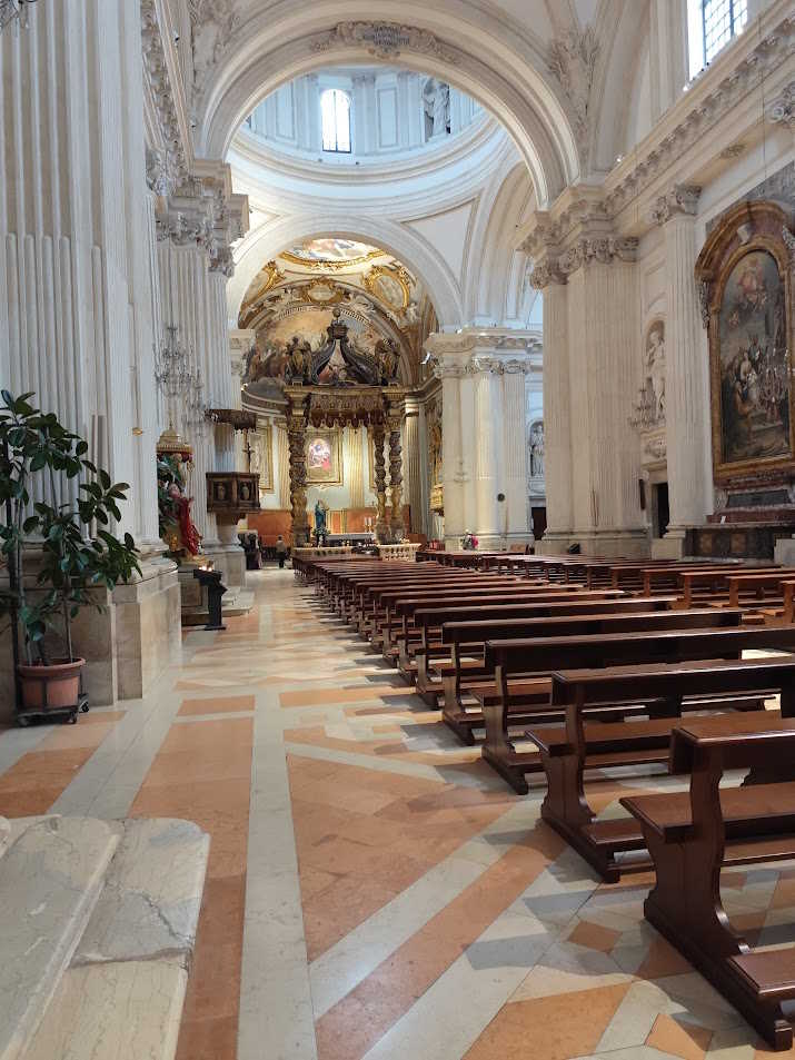 Interno_cattedrale_san_feliciano