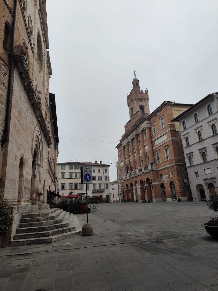 ingresso_cattedrale_san_feliciano_e_piazza_della_repubblica_foligno