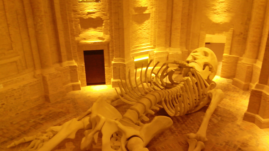 Scultura Foligno — Lo Scheletrone di De Dominicis a Foligno