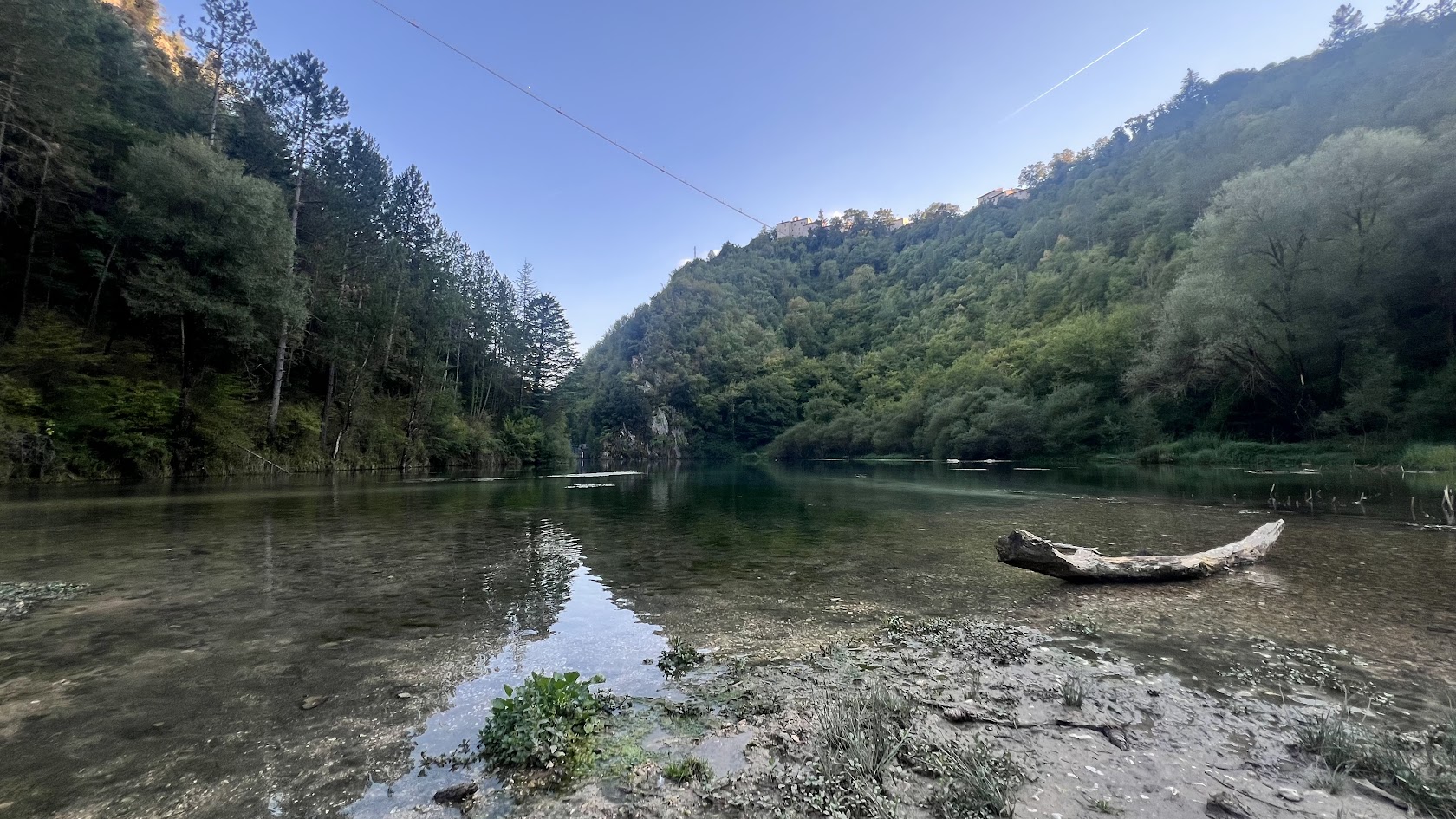 Riva alberata del Lago di Vigi a Sellano con alberi dorati riflessi nelle acque calm