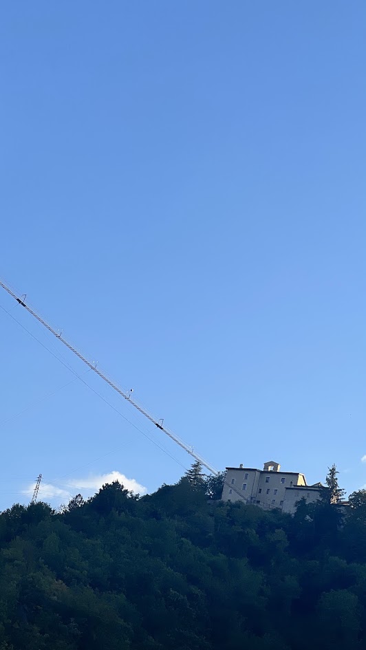 Vista panoramica del ponte tibetano sospeso di Sellano sopra la valle boscosa