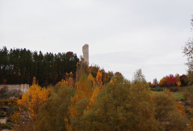 Scorcio autunnale dei resti del castello di Rasiglia con alberi colorati  dal foliage autunnale
